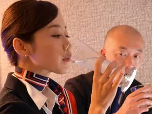Chồng yêu đi công việc nước ngoài, Người vợ ở nhà xoạc với đám bạn của con trai